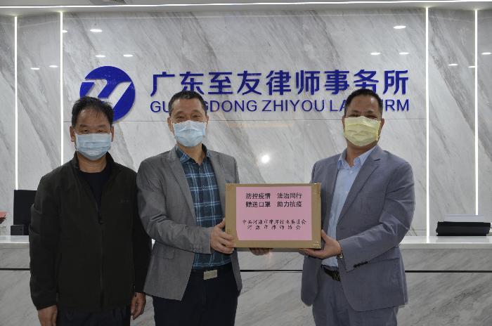 市司法局副局長、市律師行業(yè)黨委書記劉軍向我所贈送口罩