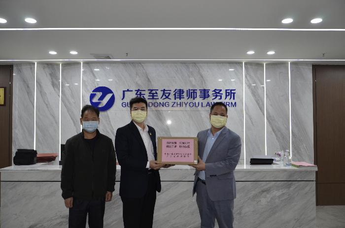 市律師協(xié)會會長葉勇、秘書長黃惠忠向我所贈送口罩